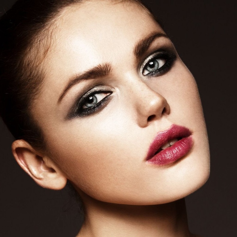 طريقة تطبيق مكياج دخاني جذاب خطوة بخطوة