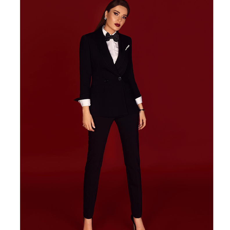 احدث موديلات بدلات رسمية كلاسيكية تناسب طوال القامة مستوحاة من اطلالات سيرين عبدالنور