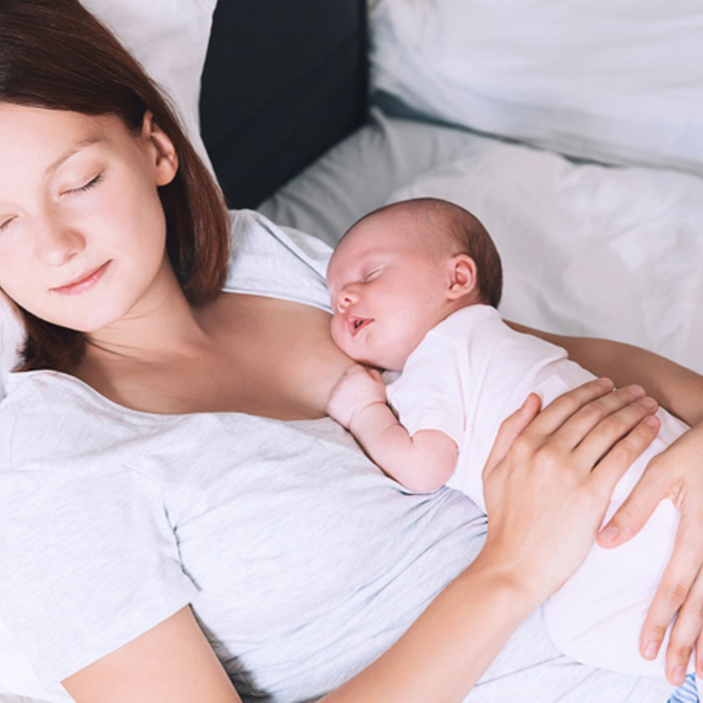 أسباب ألم البطن أثناء الرضاعة