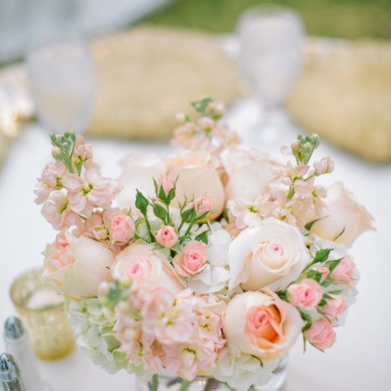 افكار لادخال الورود باللون الزهزي لحفلات الزفاف في حديقة المنزل