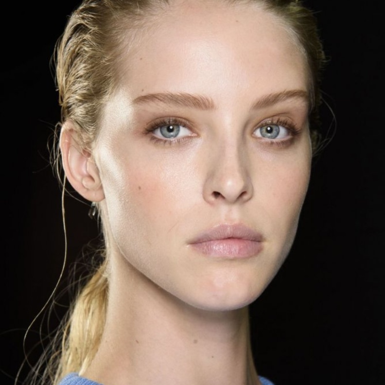 طريقه رسم الحواجب الخفيفة والمنتظمة من Alberta Ferretti