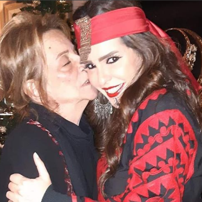 دنيا عبد العزيز