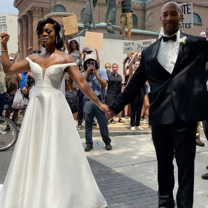  العروسان وجدا نفسيهما وسط الاحتجاجات دون تخطيط مسبق