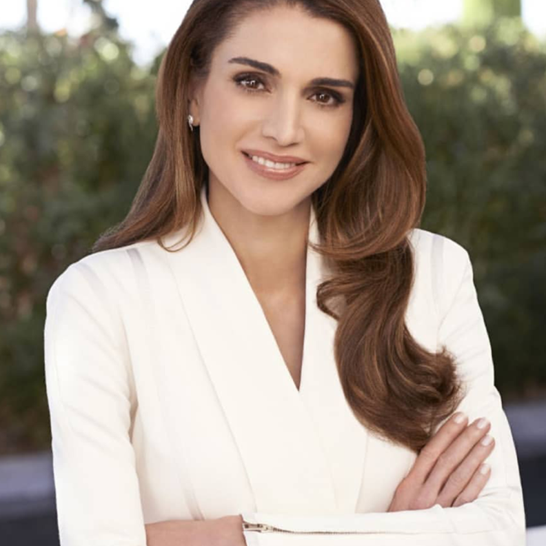 تسريحات شعر ويفي عريض منسدل على جهة واحدة باسلوب بأسلوب الملكة رانيا