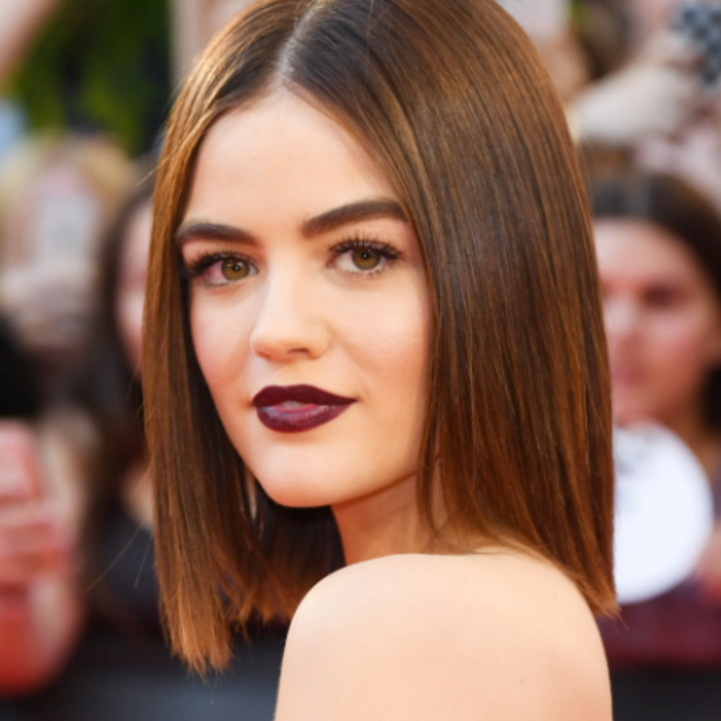 الشعر الناعم مع أحمر الشفاه الداكن والجريء