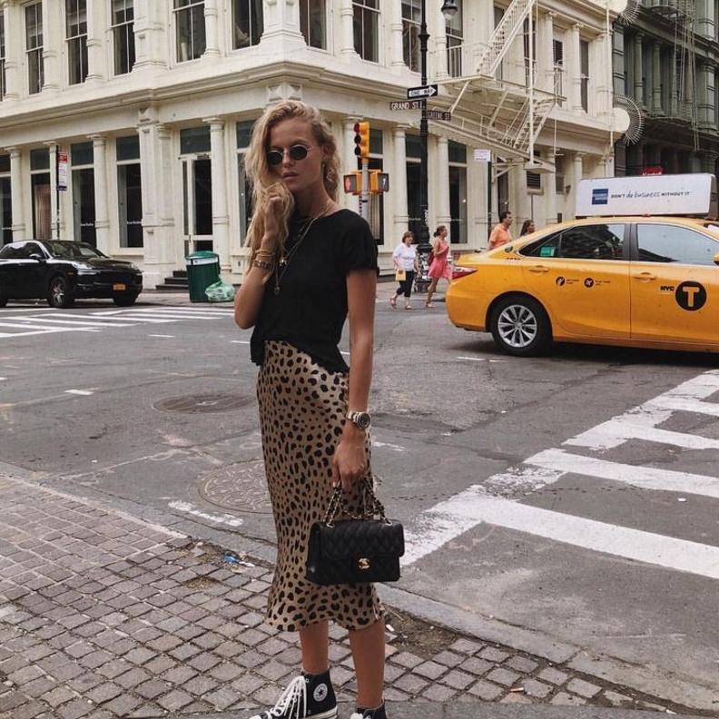 هذا الصيف اعتمدي تنسيقات شبابية بالتنانير بنقشة الفهد