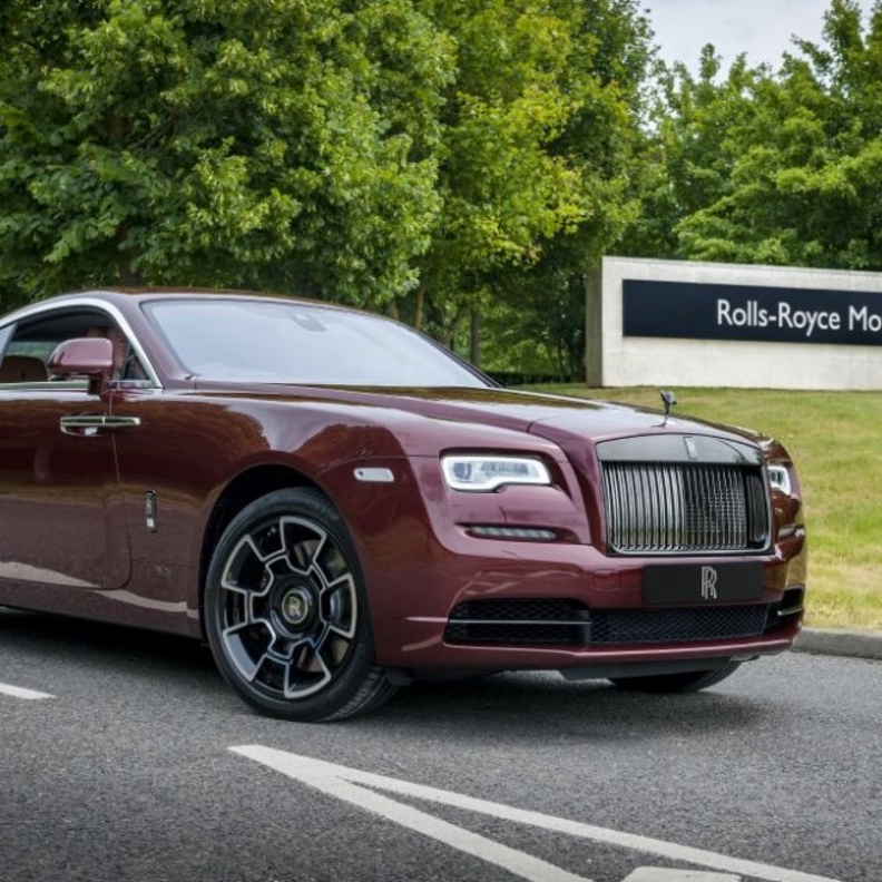 دار رولز-رويس تستأنف مراسم تسليم السيارات للعملاء بعد إعادة افتتاح المصنع