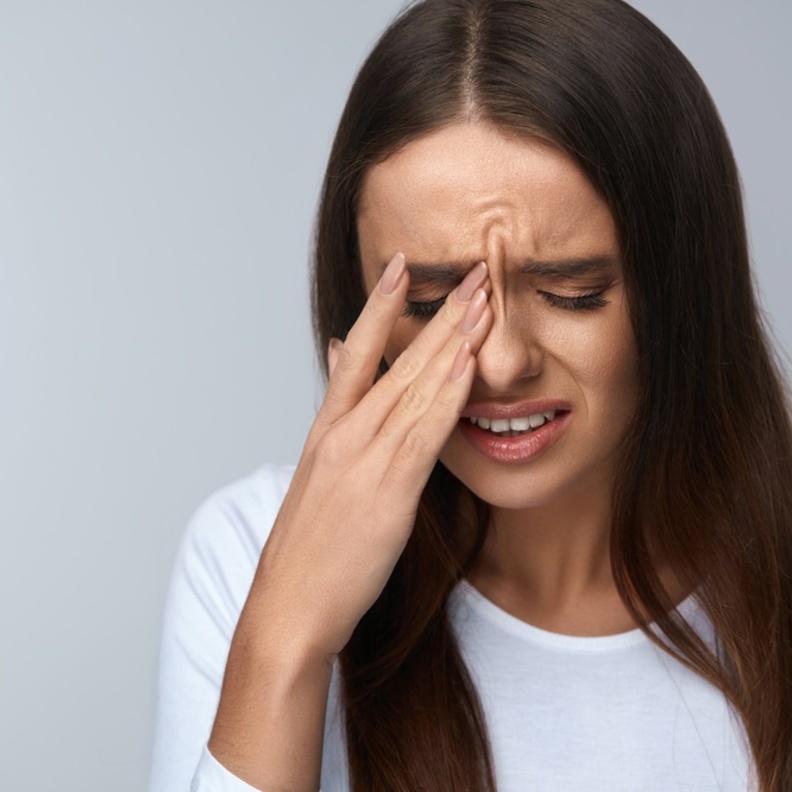 الصداع الشديد من اعراض تمدد الاوعية الدموية الدماغي