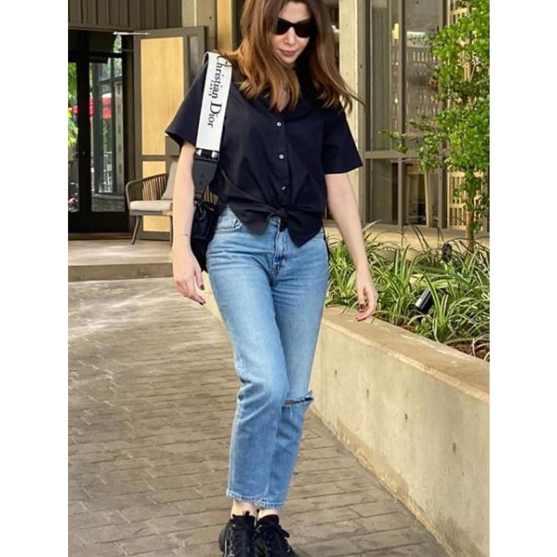 أطلت نانسي بالقميص الأسود مع السروال الجينز