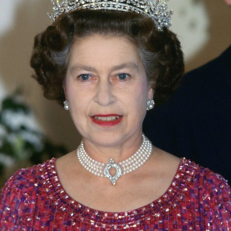 تعرفي على قطع مجوهرات الملكة إليزابيث الثمينة التي تعيرها لسيدات عائلتها الملكية