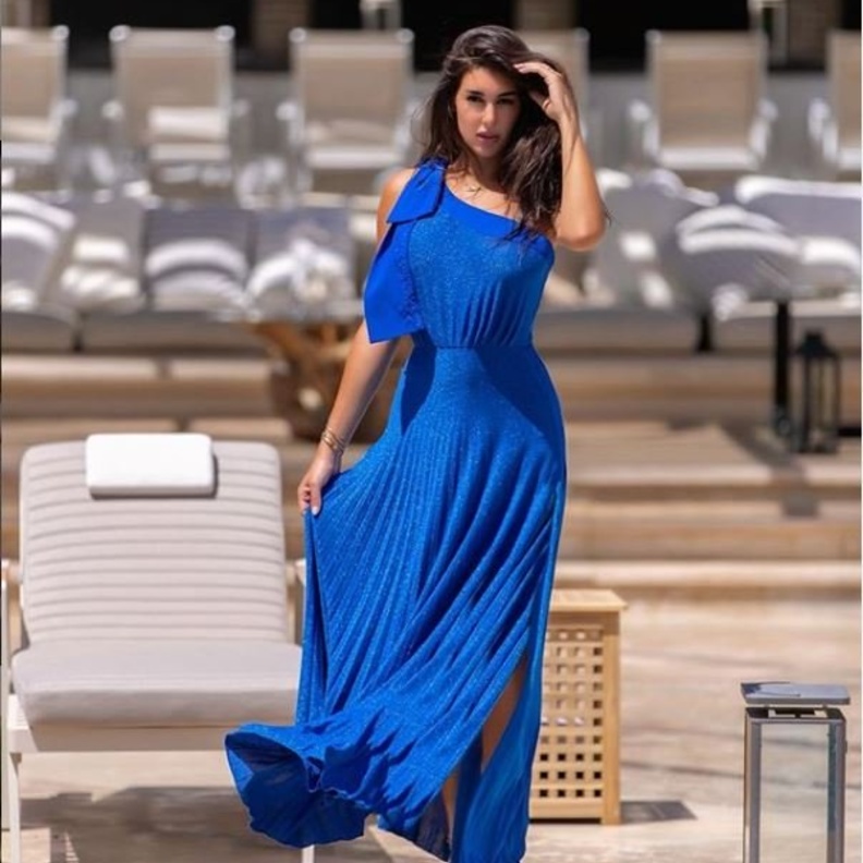 تألقت ياسمين صبري بفستان أزرق طويل من ماركةElisabetta Franchi