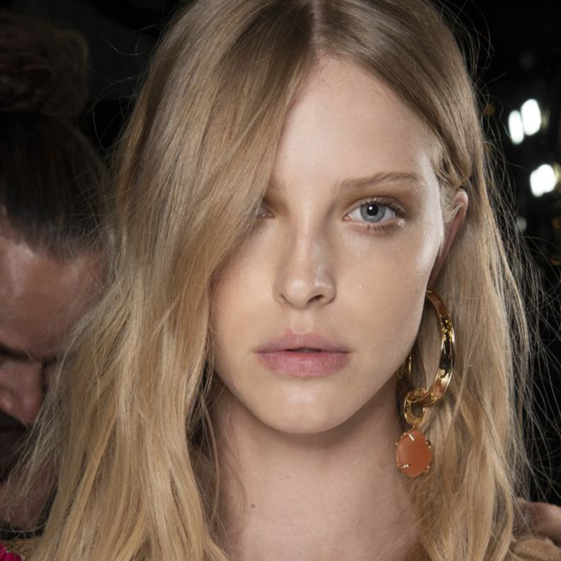 الوان صبغات الشعر الاشقر المتموج في صيف 2020 من Alberta Ferretti