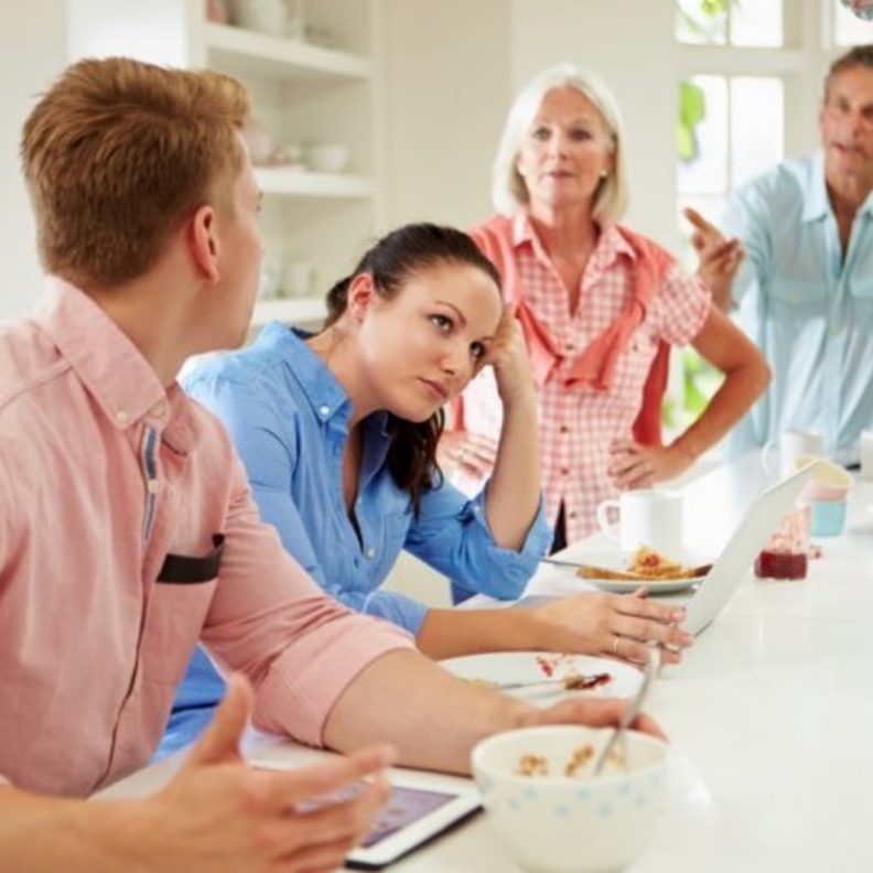 كيف أتعامل مع أهل زوجي المتكبرين