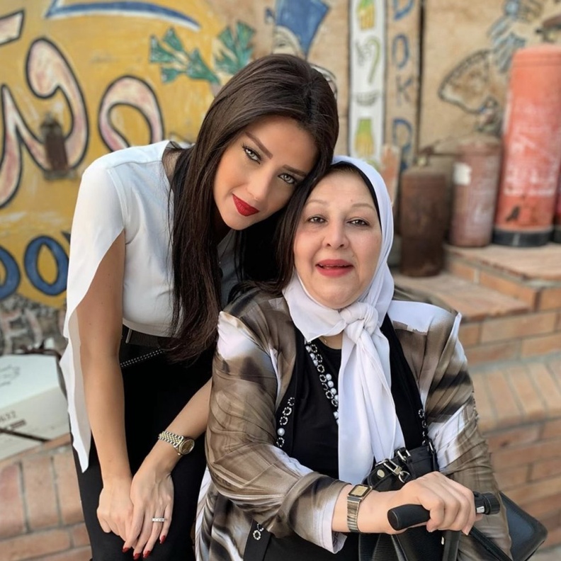 رضوى الشربيني تشارك متابعيها صورة لطيفة مع والدتها بمناسبة عيد ميلادها