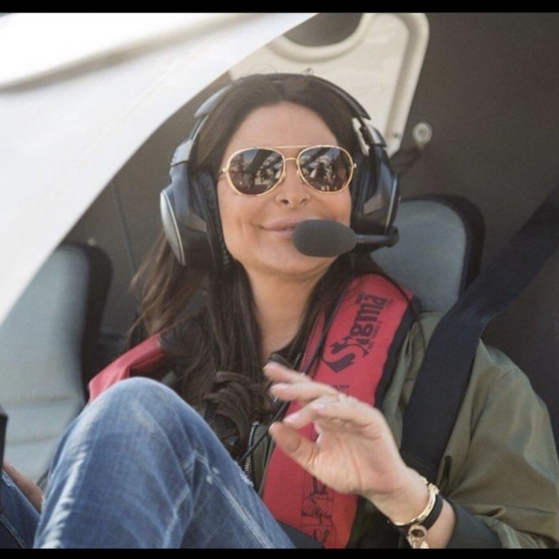 نشرت إليسا صورة لها في الطائرة لتعبر عن اشتياقها لمتابعيها وللحياة الطبيعية