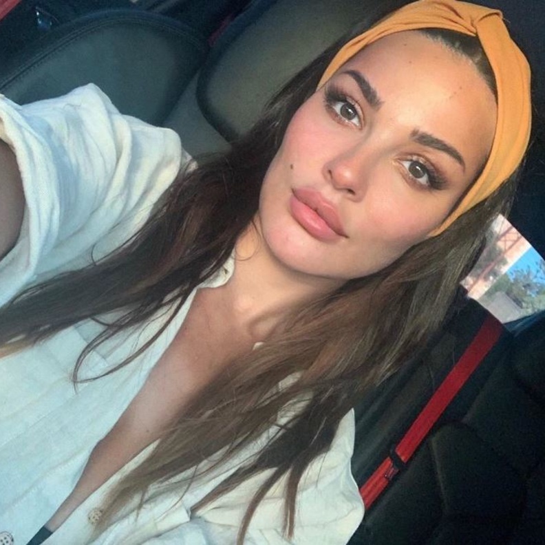 نادين نجيم بدت ساحرة على طبيعتها بعصابة رأس باللون البرتقالي نسّقتها مع إطلالتها