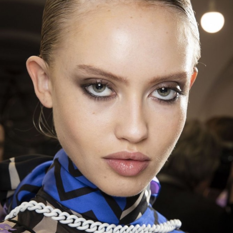 طرق تطبيق رسمات مكياج دخاني من Emilio Pucci