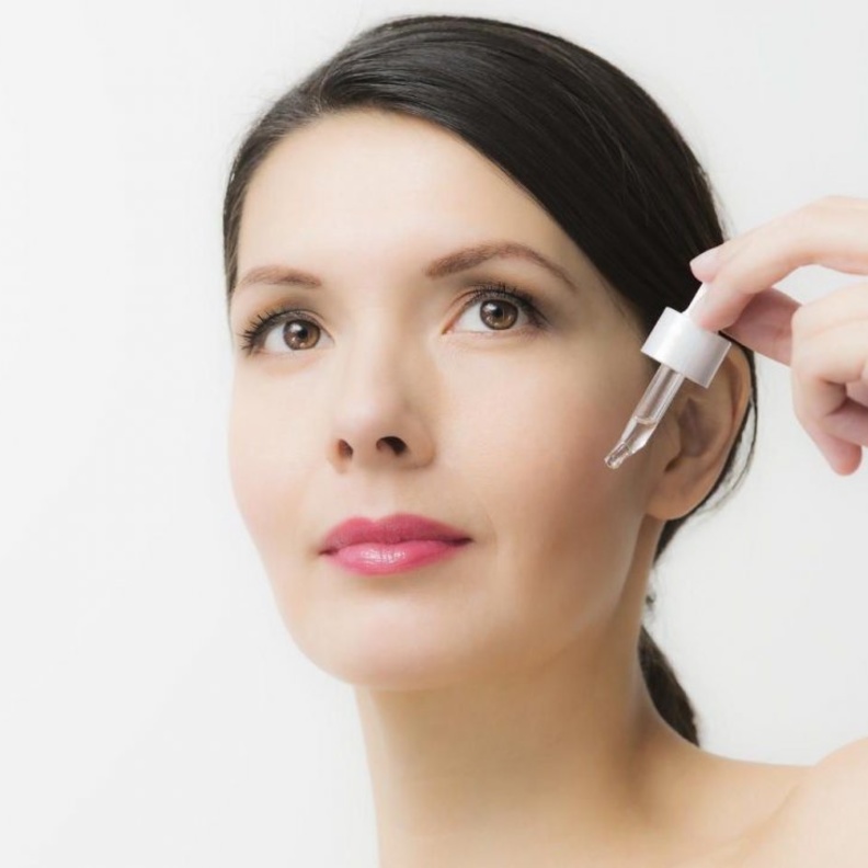  الزيوت الأساسية تساعد على عمل سيروم منزلي