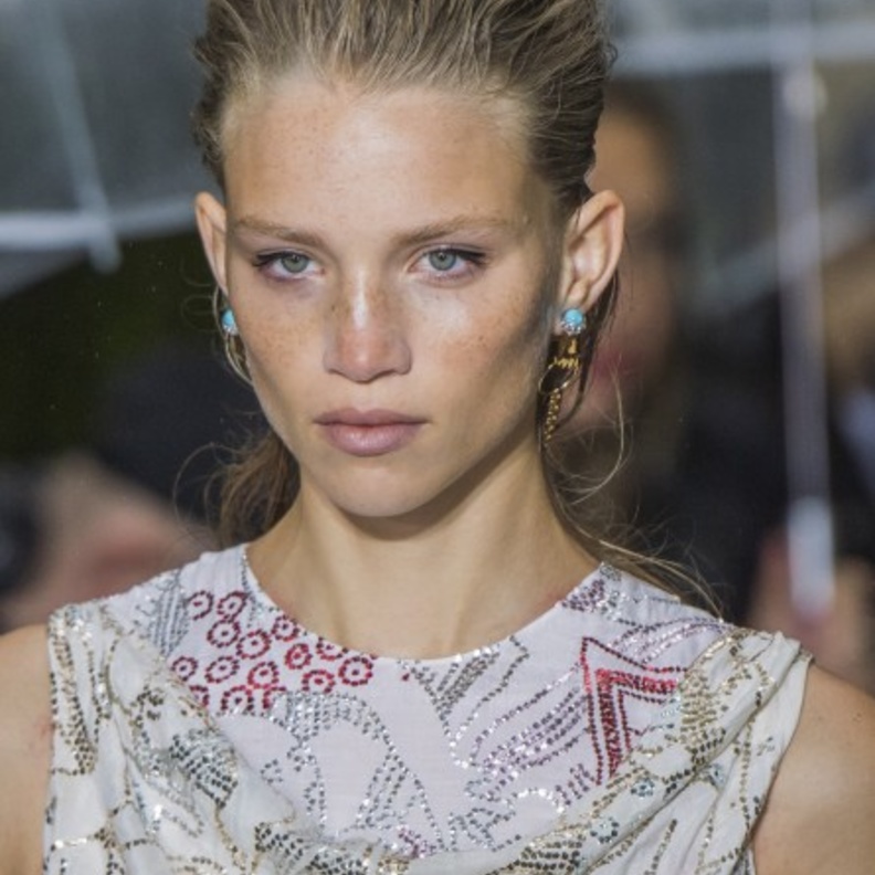  تسريحات شعر مبللة ومجعدة اختاريها على الشاطىء من Lanvin