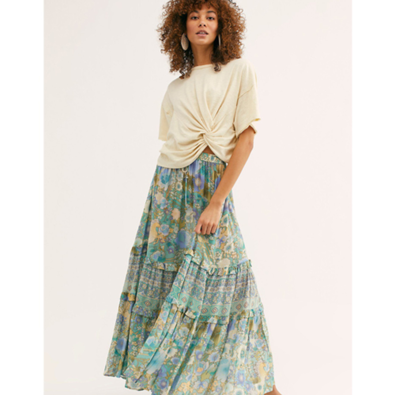  ألوان مرهفة ومتناغمة باطلالة جذابة وأنيقة بالتنورة البوهيمية مع التوب باللون العاجي