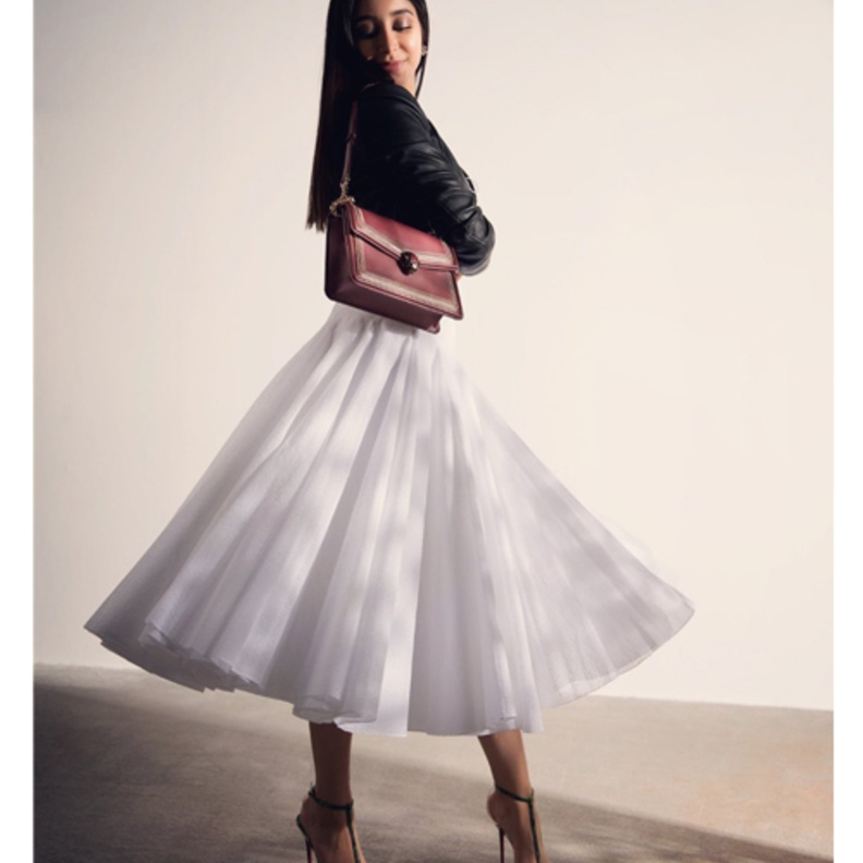 احدث موديلات تنانير كاجوال مستوحاة من اطلالات اسيل عمران