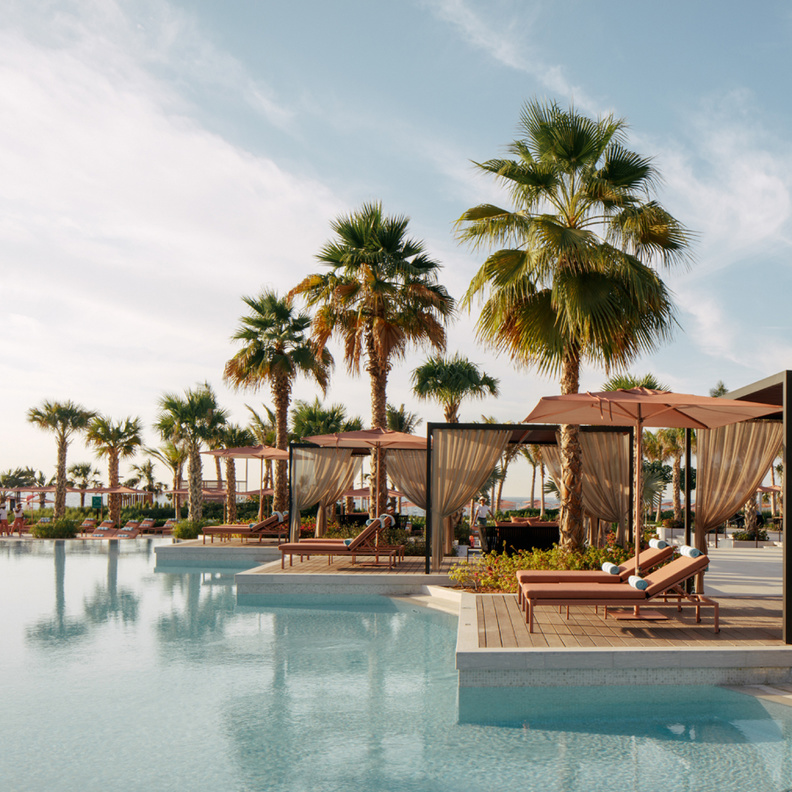  سيزرز بالاس بلوواترز دبي يطرح تذاكر دخول ليوم واحد إلى الشاطئ وحوض السباحة