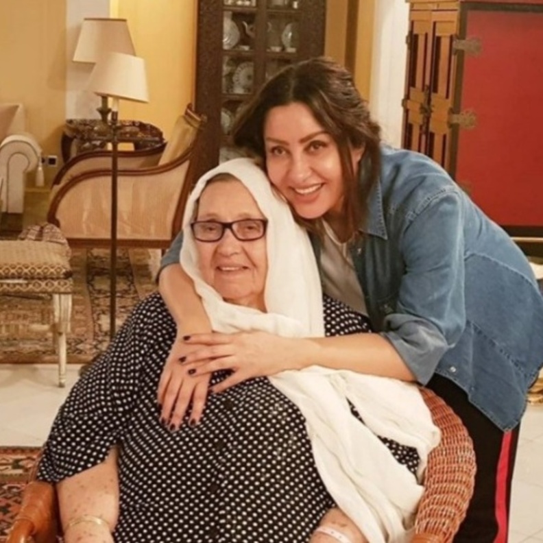 لطيفة التونسية مع والدتها
