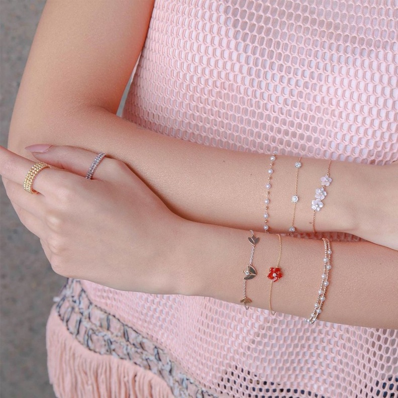  أساور ذهب مزينة بأشكال الورود الملونة من auras jewelry