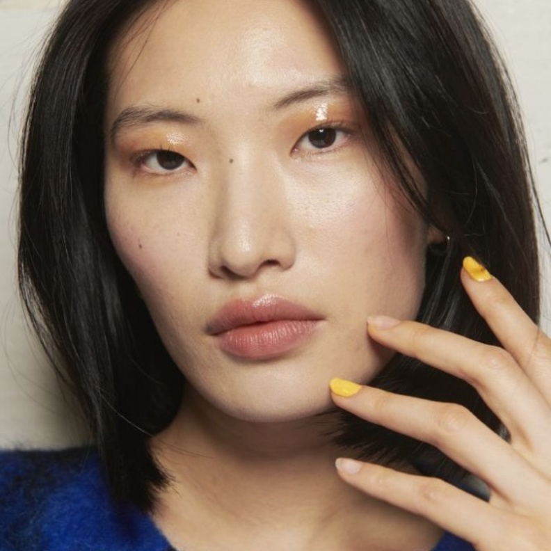 الوان مناكير باللون الاصفر اللماع لصيف 2020 من دار Junko Shimada