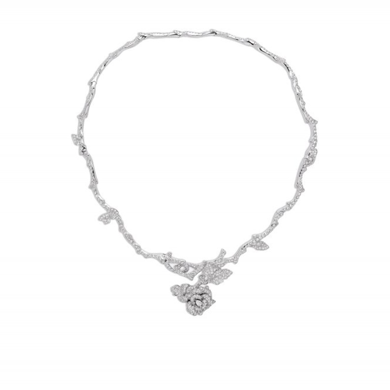 قلادة من ديور Dior