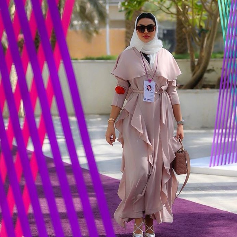 عباية عصرية وشبابية باللون الزهري