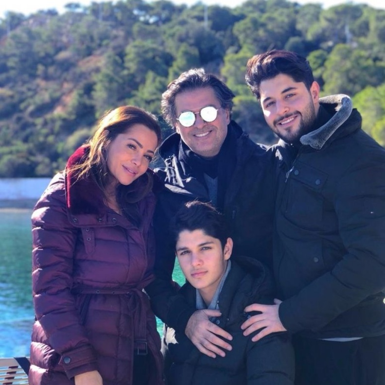  راغب علامة وعائلته بإطلالة أنيقة خلال عطلة في اليونان