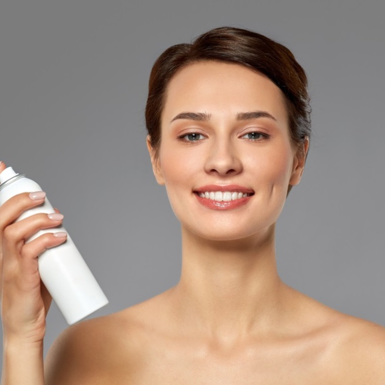  أفضل أنواع رذاذ تثبيت المكياج لصيف 2020