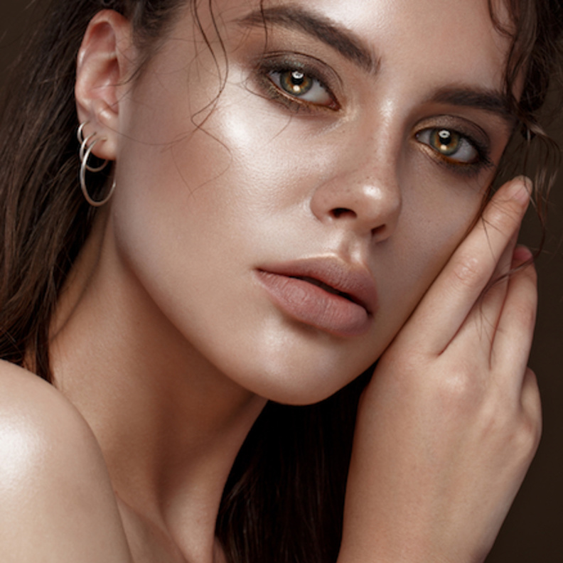 إطلالة صيفية مشرقة ونضرة مع هذه المستحضرات