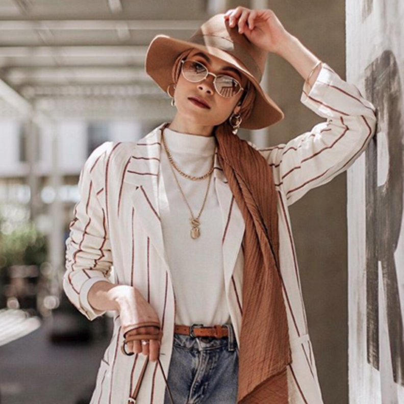  نقشة الخطوط بالبليزر الصيفي باطلالة جذابة اختارتها نبيلة كريم بالألوان الأساسية