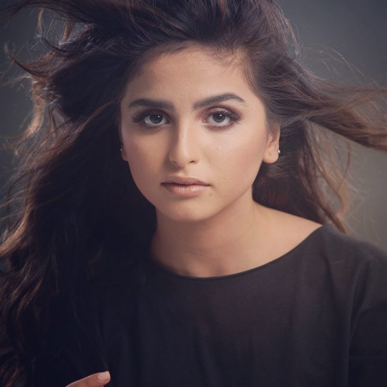  مكياج ناعم وطبيعي لدوام العمل من وحي اطلالات حلا الترك