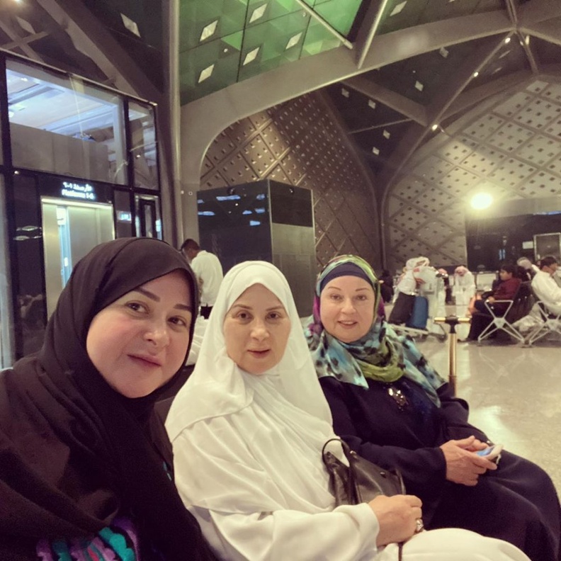 مي نور الشريف ووالدتها وخالتها