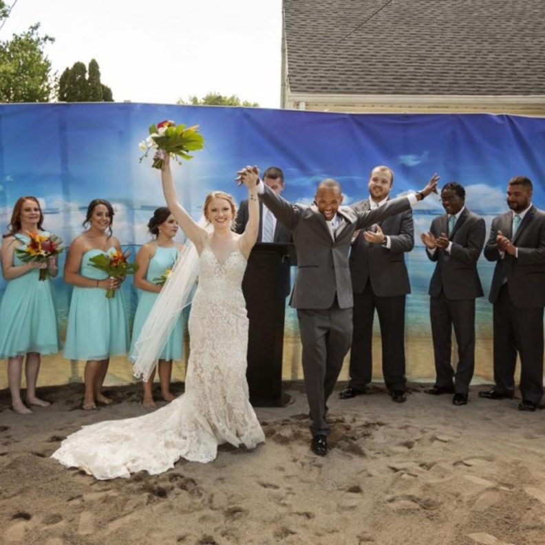 عروسان يجلبان جزيرة استوائية لإقامة حفل الزفاف