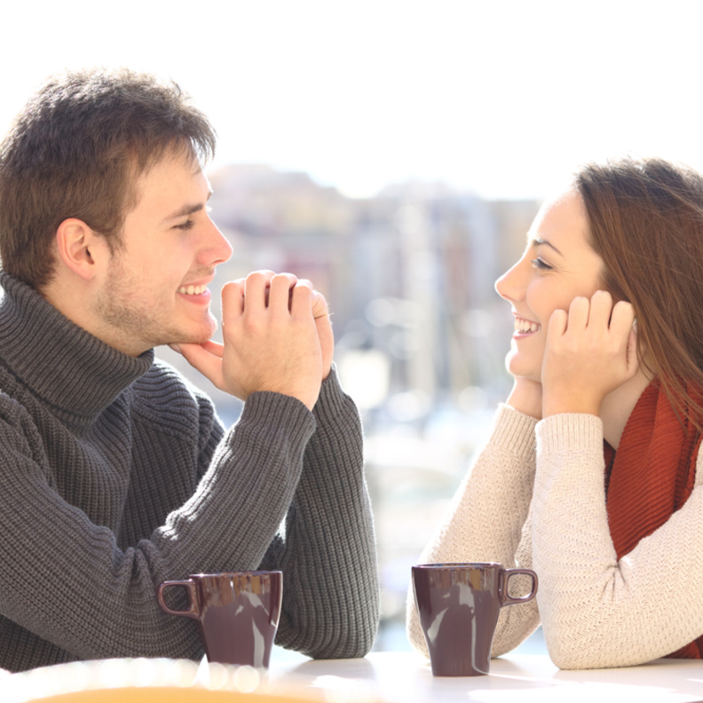 نظرة الرجل للمرأة مع وجود ابتسامة عريضة من علامات الحب في لغة العيون