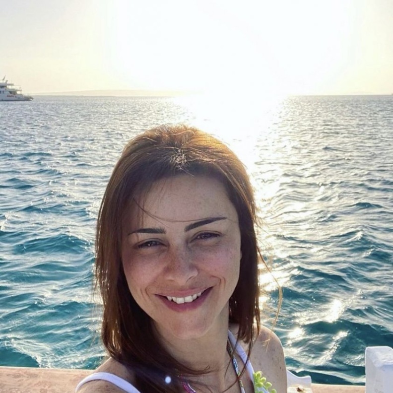 نور تستمتع بأجواء الصيف الرائعة في وسط البحر