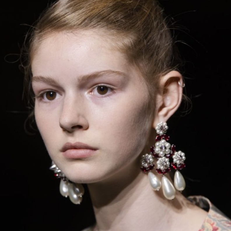 اكسسوارات صيف 2020 مع اقراط اللؤلؤ الفاخرة من Simone Rocha