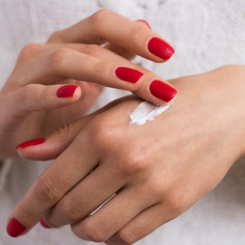 استخدمي واقٍ من الشمس على يديك للحفاظ على شباب اليدين