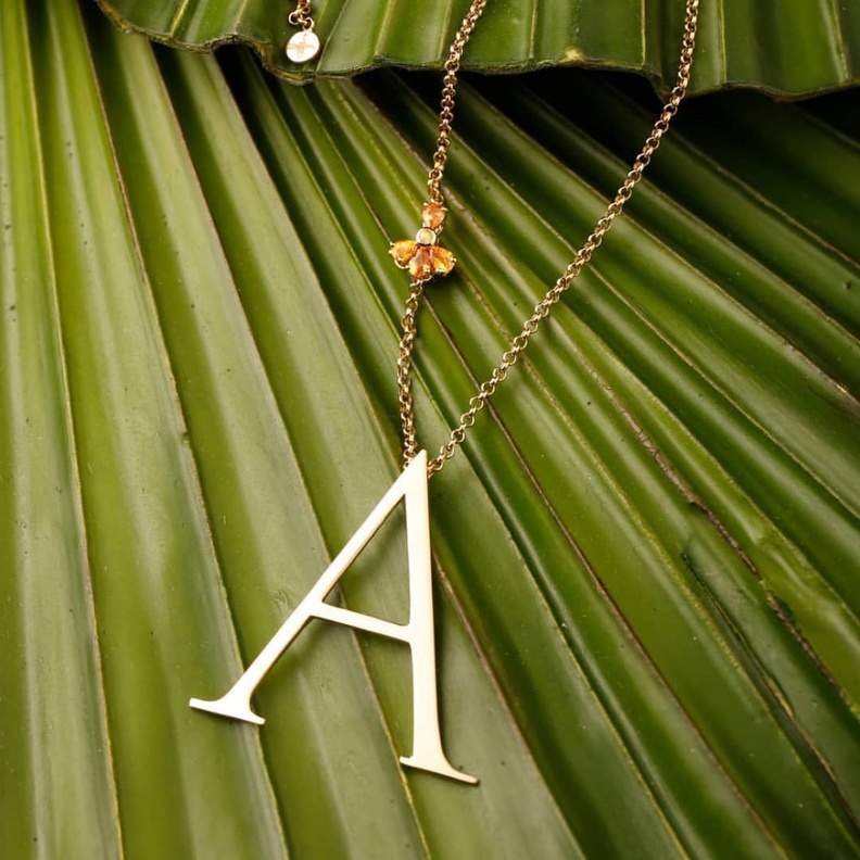 سلسال حرف ذهب مزين بتصميم وردة مصنوعة من الاحجار الكريمة من Luda Jewelry