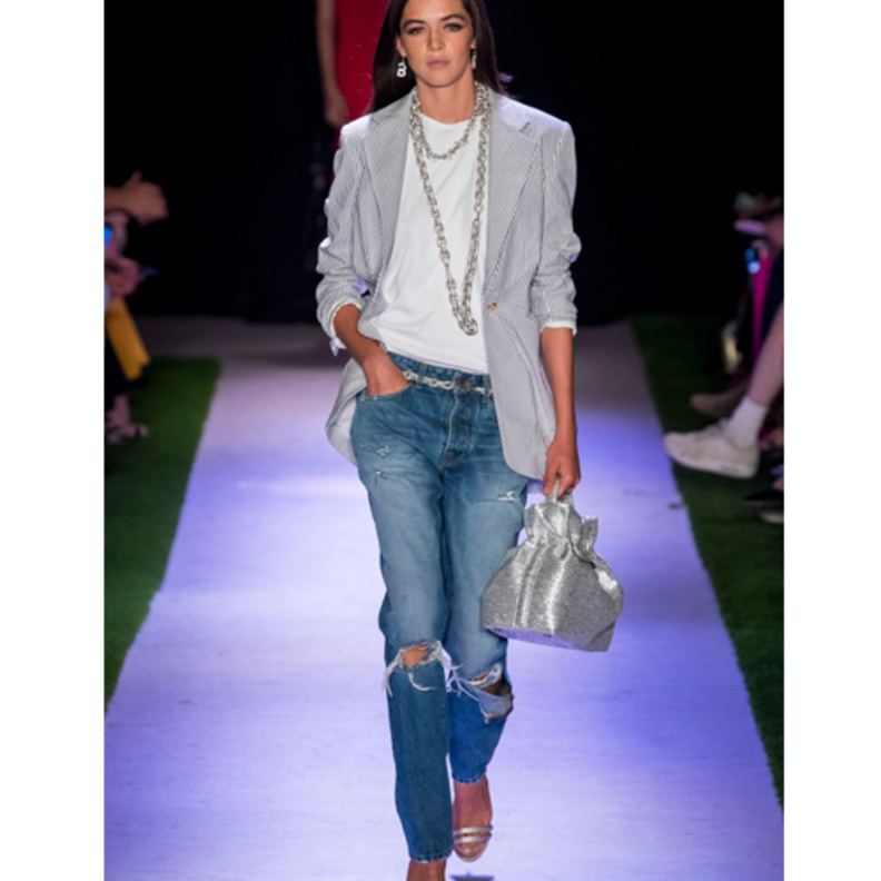  اختاري مع السروال الدنيم الممزق قميصا أبيض وكنزة بيج للوك أنيق وعصريّ