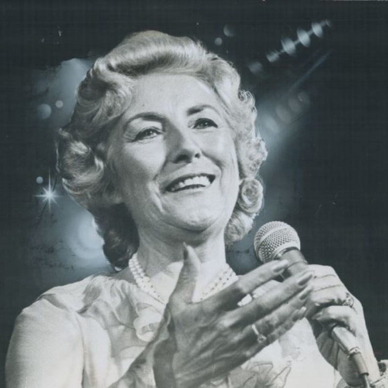 من هي السيدة فيرا لين التي قدمت لها ملكة بريطانيا التحية الملكية عند وفاتها؟