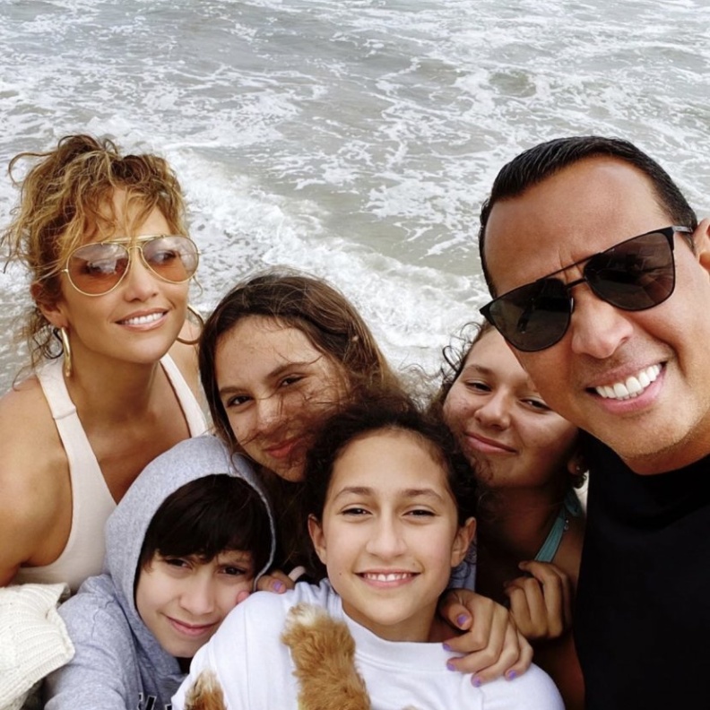 رحلة عائلية تجمع جينيفر لوبيز وخطيبها أليكس مع أولادهما بمناسبة يوم الأب