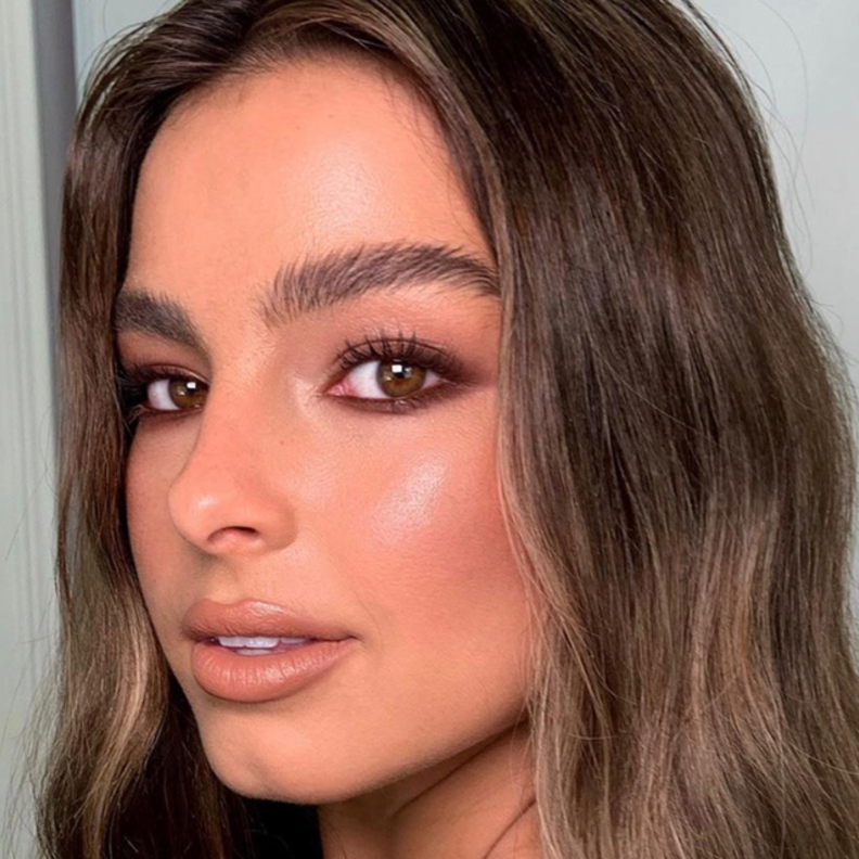 اعتمدي المسكارا البنية لإطلالة طبيعية في صيف 2020