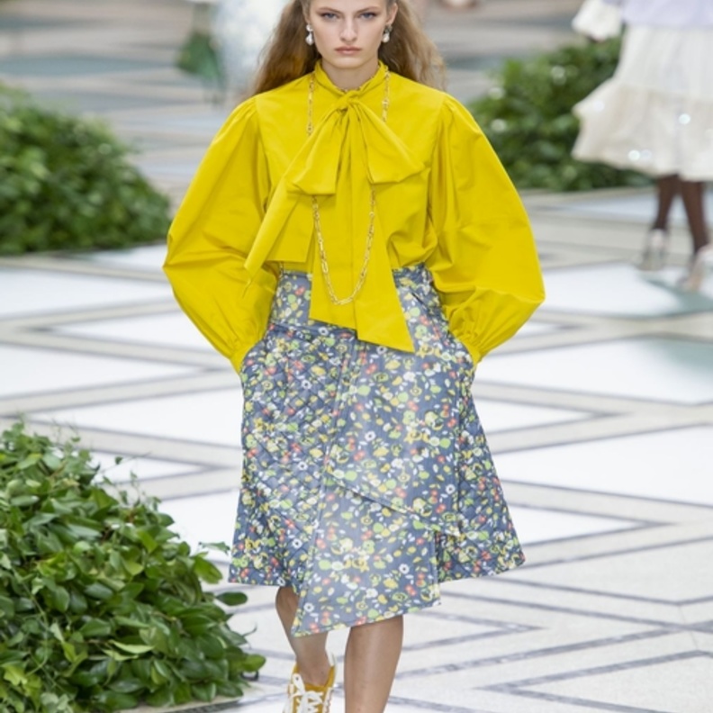 تنانير منقوشة بالورود لصاحبات الجسم الكمثري من Tory Burch