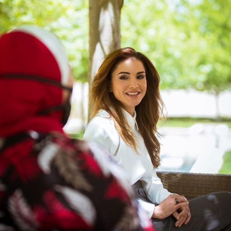  تألقت الملكة رانيا بسروال من Helmut Lang نسّقت معه قميصاً كلاسيكياً من Alexander Wang