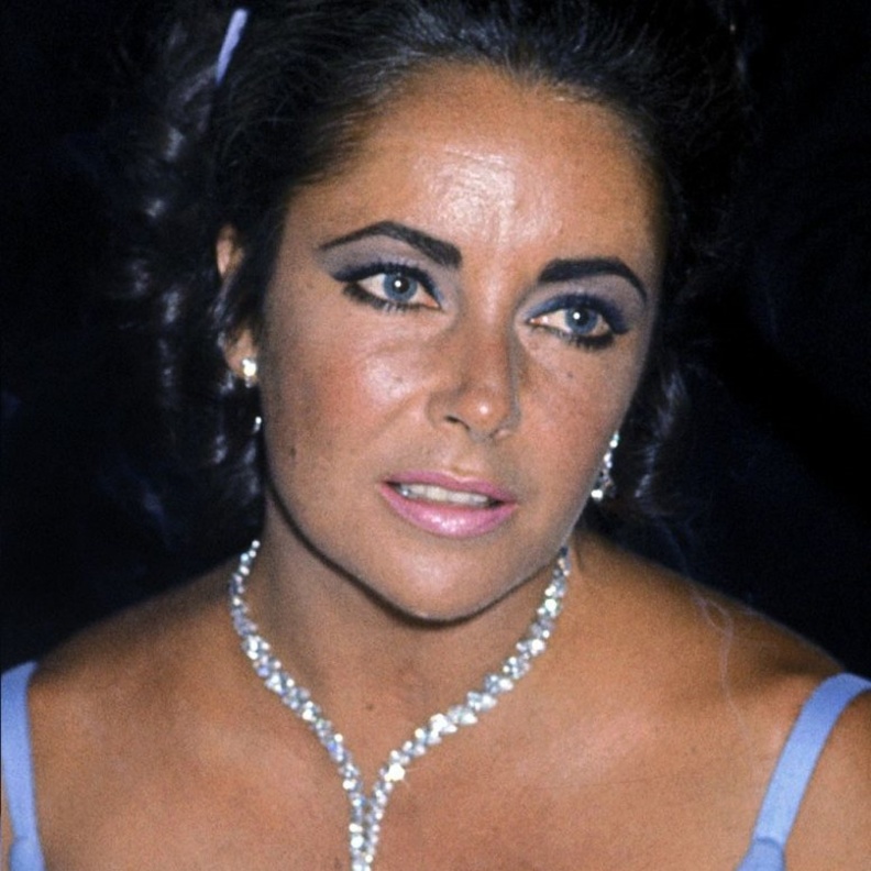 اليزابيث تايلور بقلادة حجر Taylor-Burton diamond